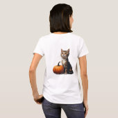 ハロウィンのカボチャ畑のシーンにいるトラ柄の子猫 🎃 Tシャツ (裏面フル)