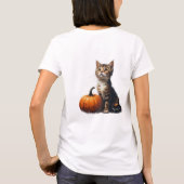 ハロウィンのカボチャ畑のシーンにいるトラ柄の子猫 🎃 Tシャツ (裏面)