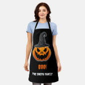 ハロウィンのカボチャ「ブー!」- 名前入りカスタム エプロン (着用した状態)