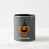 ハロウィンのカボチャ「ブー!」- 名前入りカスタム ツートーンマグカップ (中央)