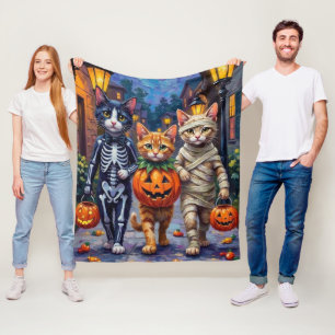 ハロウィンのコスチュームでトリック・オア・トリートをするタキシード猫 フリースブランケット