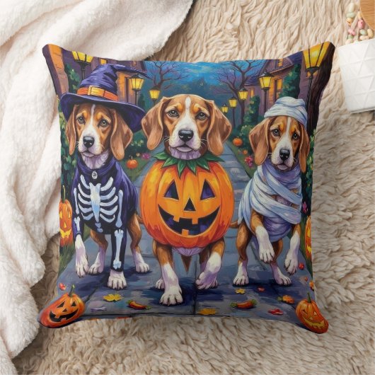 ハロウィンのコスチュームでトリック・オア・トリートをするビーグル犬 クッション (ブランケット)