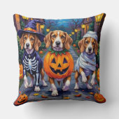 ハロウィンのコスチュームでトリック・オア・トリートをするビーグル犬 クッション (裏面)