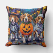 ハロウィンのコスチュームでトリック・オア・トリートをするビーグル犬 クッション (正面)