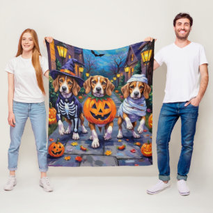 ハロウィンのコスチュームでトリック・オア・トリートをするビーグル犬 フリースブランケット