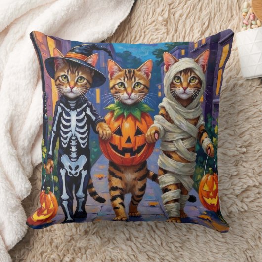 ハロウィンのコスチュームでトリック・オア・トリートをするベンガルキャット クッション (ブランケット)