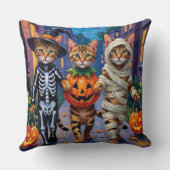 ハロウィンのコスチュームでトリック・オア・トリートをするベンガルキャット クッション (裏面)