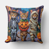ハロウィンのコスチュームでトリック・オア・トリートをするベンガルキャット クッション (正面)