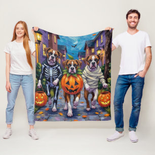 ハロウィンのコスチュームでトリック・オア・トリートをするボクサー犬 フリースブランケット