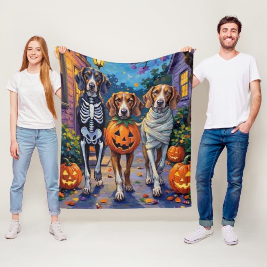 ハロウィンのコスチュームを着たツリーイングウォーカークーンハウンド フリースブランケット (インサイチュ)