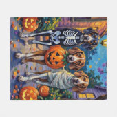 ハロウィンのコスチュームを着たツリーイングウォーカークーンハウンド フリースブランケット (正面(横))