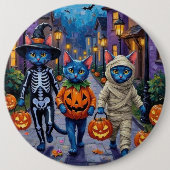 ハロウィンのコスチュームを着たロシアンブルー 缶バッジ (正面)