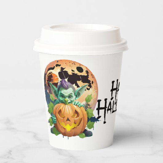 ハロウィンのゴブリンがカボチャの陰に隠れている 紙コップ (正面)