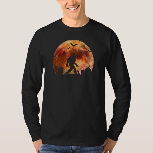 ハロウィンのサスクワッチ 墓場の不気味な満月 Tシャツ (正面)
