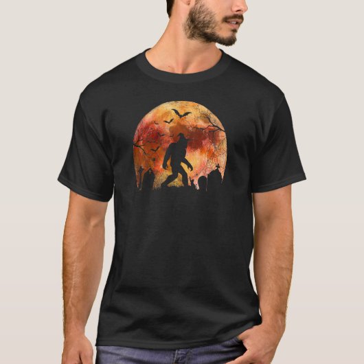 ハロウィンのサスクワッチ 墓場の不気味な満月 Tシャツ (正面)