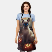 ハロウィンのシャム猫とカボチャの怖いデザイン  エプロン (着用した状態)
