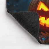 ハロウィンのジャック・オ・ランタンが森の中に マウスパッド (コーナー)