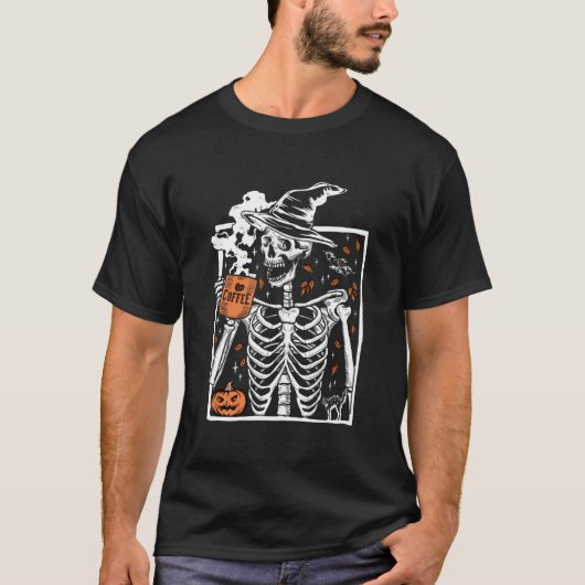 ハロウィンのスケルトンがコーヒーを飲んで微笑むドクロ Tシャツ (正面)