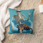 ハロウィンのスケルトンがプールに浮かぶ クッション (ブランケット)