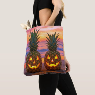 ハロウィンのパイナップルジャックオーランタンがビーチに トートバッグ