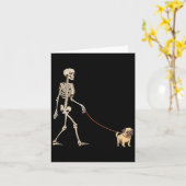 ハロウィンのパグの骸骨の犬の散歩 カード (黄色い花)