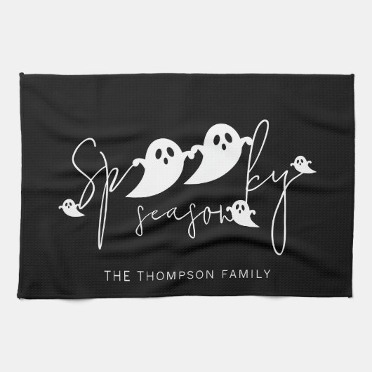 ハロウィンのホワイトゴーストと「Spooky Season」テキスト キッチンタオル (横)