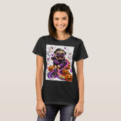 ハロウィンのローラースケートに乗ったパグの犬 Tシャツ (正面フル)