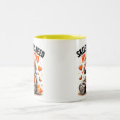 ハロウィンの可愛いスケルトン おはぐ ツートーンマグカップ (中央)