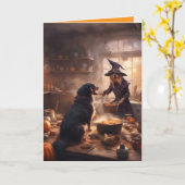 ハロウィンの台所にいる魔女の犬のグリーティング カード (黄色い花)