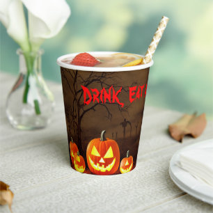 ハロウィンの墓場で怖くて食べたり飲んだり 紙コップ