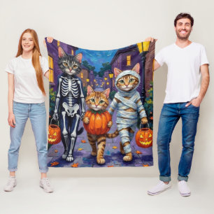 ハロウィンの夜にトリック・オア・トリートをするメインクーン フリースブランケット