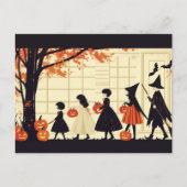 ハロウィンの夜にトリック・オア・トリートをする子供たち シーズンポストカード (正面)