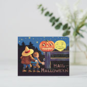 ハロウィンの夜に怖がる二人の子供たち ポストカード (スタンド正面)