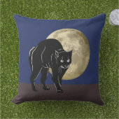 ハロウィンの夜、満月に徘徊する黒猫 アウトドアクッション (芝生)