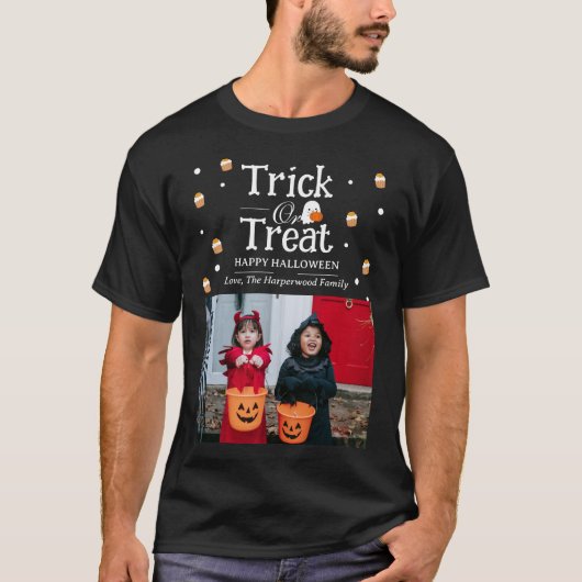 ハロウィンの家族不気味の写真をトリックまたは治療 Tシャツ (正面)