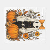 ハロウィンの幽霊が黒猫を持つ  フリースブランケット (正面(横))