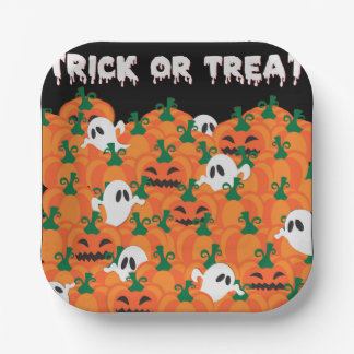 ハロウィンの幽霊の幽霊に取り憑かれたパンプキンパッチ ペーパープレート