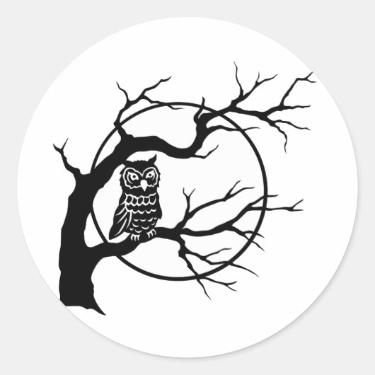 ハロウィンの日の木のシルエットにとまる不気味なフクロウ ラウンドシール (正面)