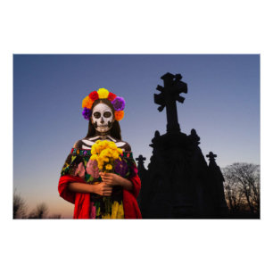 ハロウィンの時期の墓地に佇むラ・カトリーナ ポスター