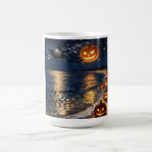 ハロウィンの月明かりの浜辺 コーヒーマグカップ (中央)