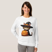 ハロウィンの楽しみをもたらすかぼちゃを持つ怒った魔女猫 🎃 Tシャツ (正面フル)