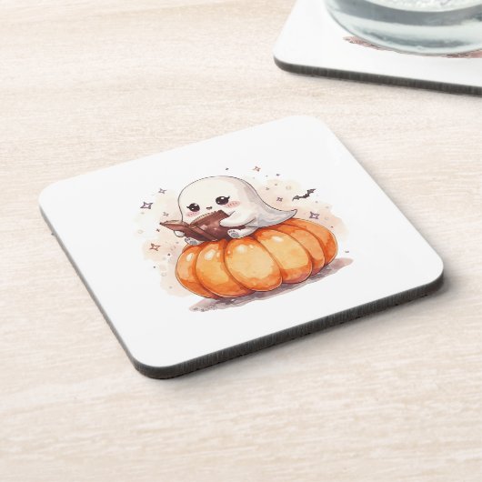 ハロウィンの水彩画 - カボチャの上で本を読むかわいいオバケ コースター (左側)