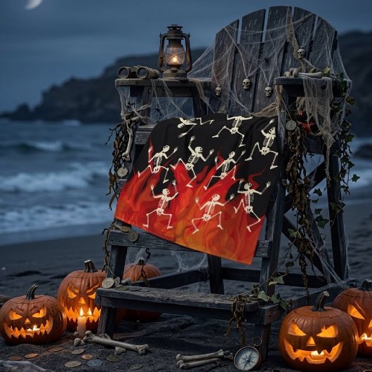 ハロウィンの炎と踊るスケルトン ビーチタオル