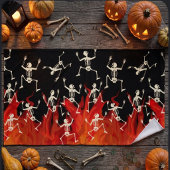 ハロウィンの炎と踊るスケルトン ビーチタオル