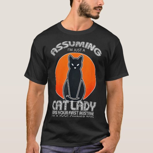 ハロウィンの猫婦人Uming _ 犬と黒猫 Tシャツ (正面)