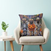 ハロウィンの衣装を着たパグ犬たちがトリックオアトリート クッション (椅子)