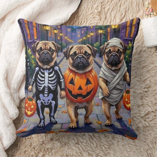 ハロウィンの衣装を着たパグ犬たちがトリックオアトリート クッション (ブランケット)