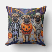 ハロウィンの衣装を着たパグ犬たちがトリックオアトリート クッション (正面)