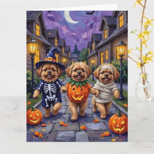 ハロウィンの衣装を着た北京原産の犬 カード (黄色い花)