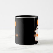 ハロウィンの誕生日のTシャツおよびギフト ツートーンマグカップ (中央)